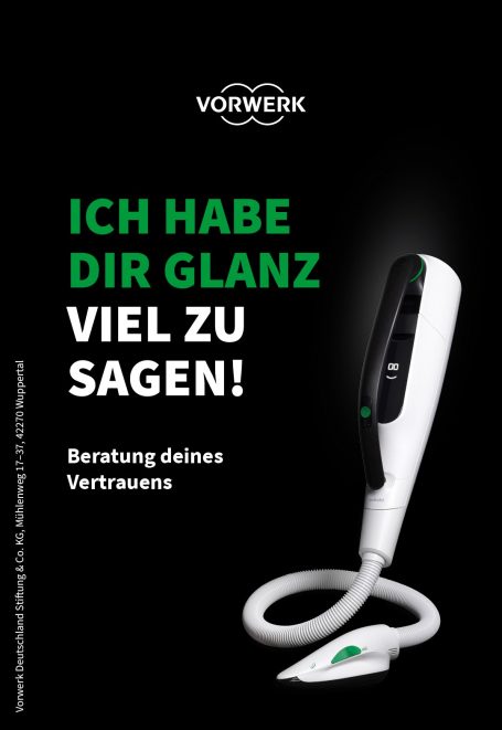 Akku-Polsterbürste auf einem Akku-Staubsauger mit Slogan und Hinweis zur Nutzung.